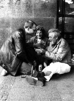 Stefan Schneider im Gespräch mit Wohnungslosen 1992- Foto: Karin Powser Stefan Schneider im Gespräch mit Wohnungslosen 1992- Foto: Karin Powser