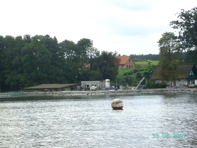 Plauer See: Eine Fischzuchtanlage? Unkar. - Foto: Stefan Schneider