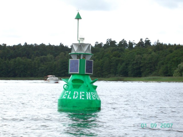 Tonne Eldenburg auf der Müritz - Foto: Stefan Schneider