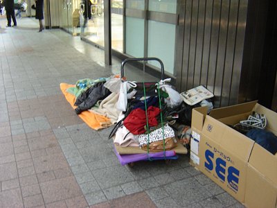 Pappkartons als Schlafboxen an Bahnhöfen in Osaka - Foto: Stefan Schenider