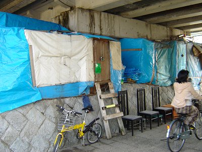 Blaue Planen, das Kennzeichen von selbstgebauten Hütten Obdachloser - Foto: Stefan Schneider