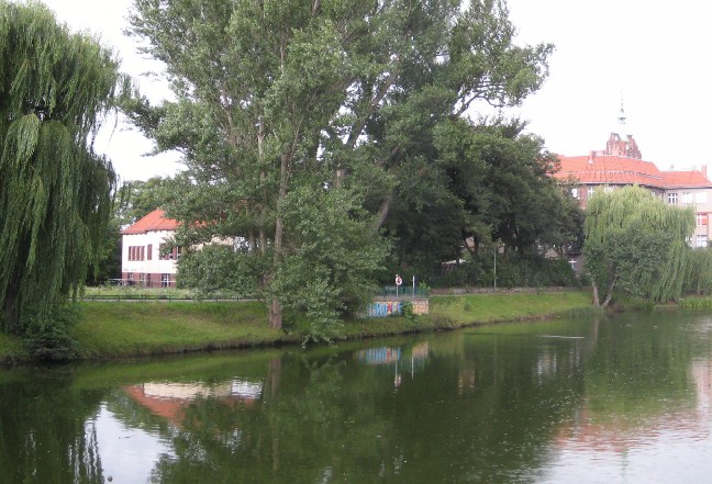Kreuzpfuhl in Weissensee, im Hintergrund links das Freizeithaus - Quelle: Wikimedia