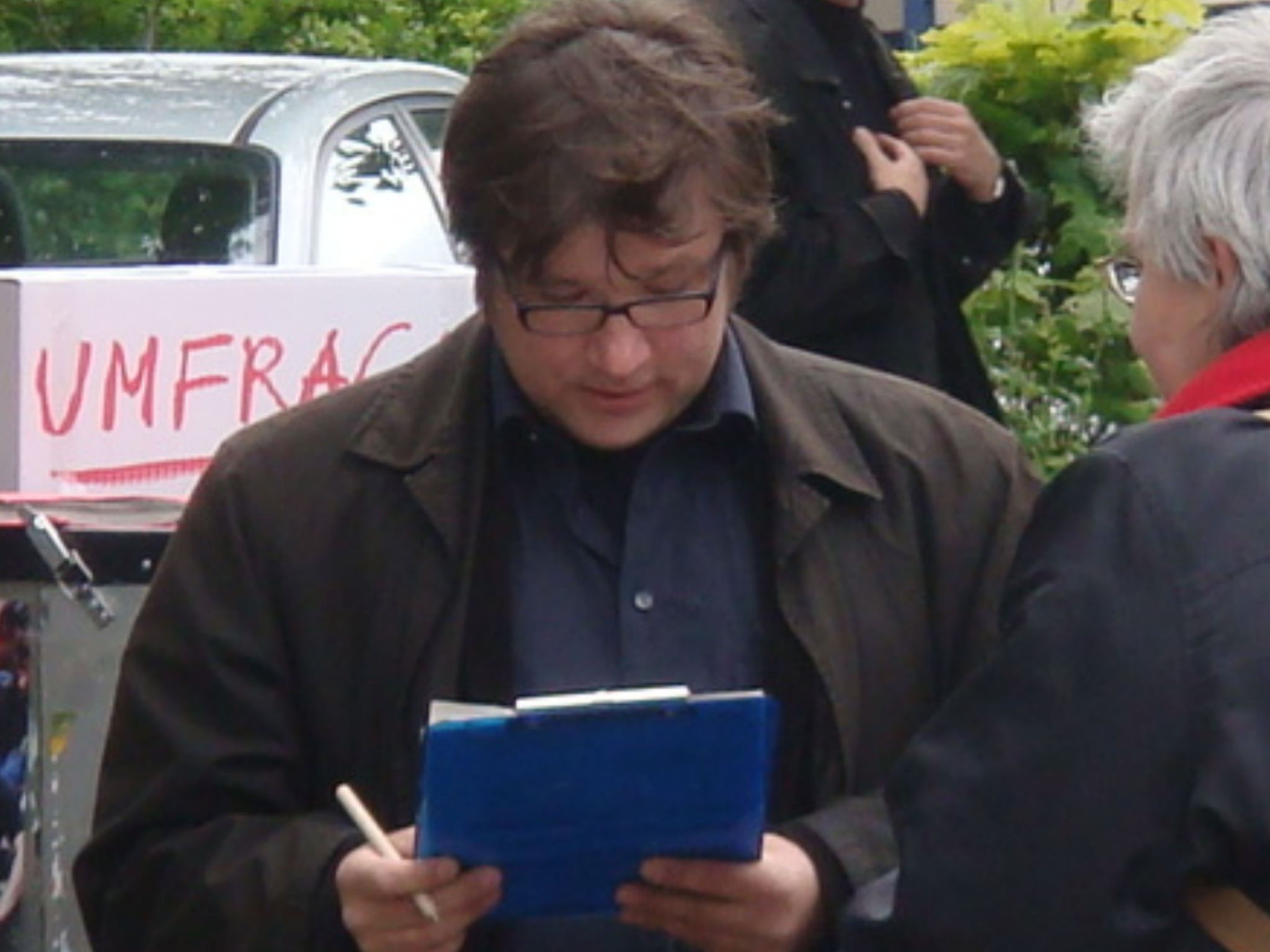 Stefan Senkel bei der Kundenunzufriedenheitsumfrage vor dem  JobCenter Pankow - Foto: Stefan Schneider