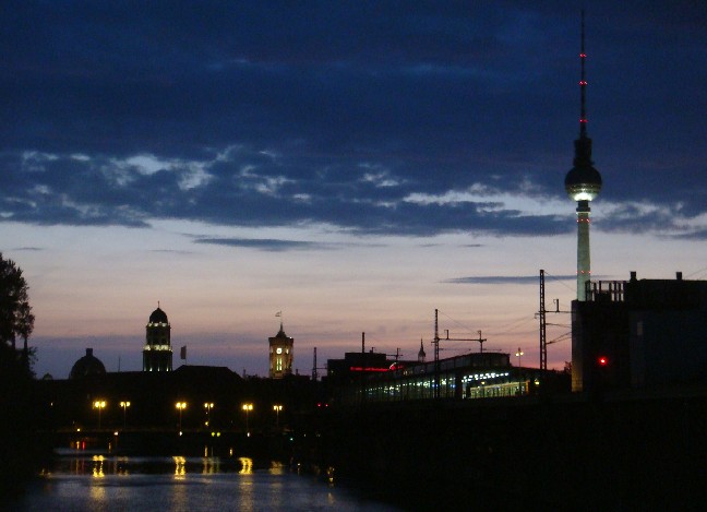  Brücke Michaelikirchstraße - Blick auf das Zentrum Berlins - Foto: Stefan Schneider