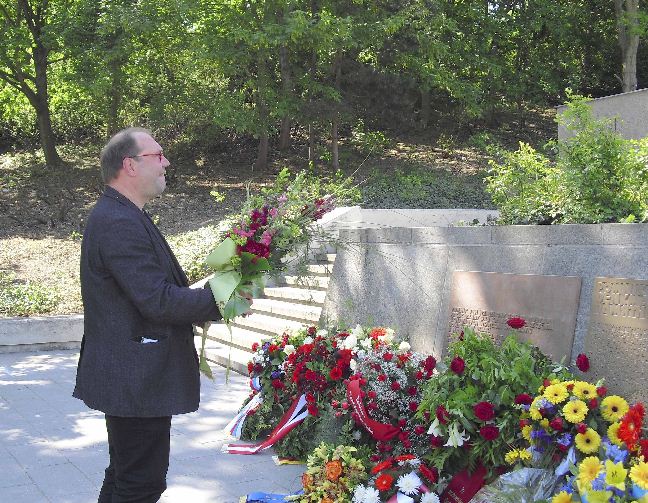 Dr. Stefan Schneider am 8. Mai 2011 am Mahnmal des Polnischen Soldaten in Berlin - Foto: Gabi Kuttner